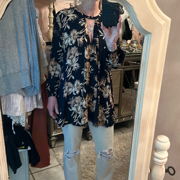 Lightweight Tunic Style Top - Picture 8 of 13